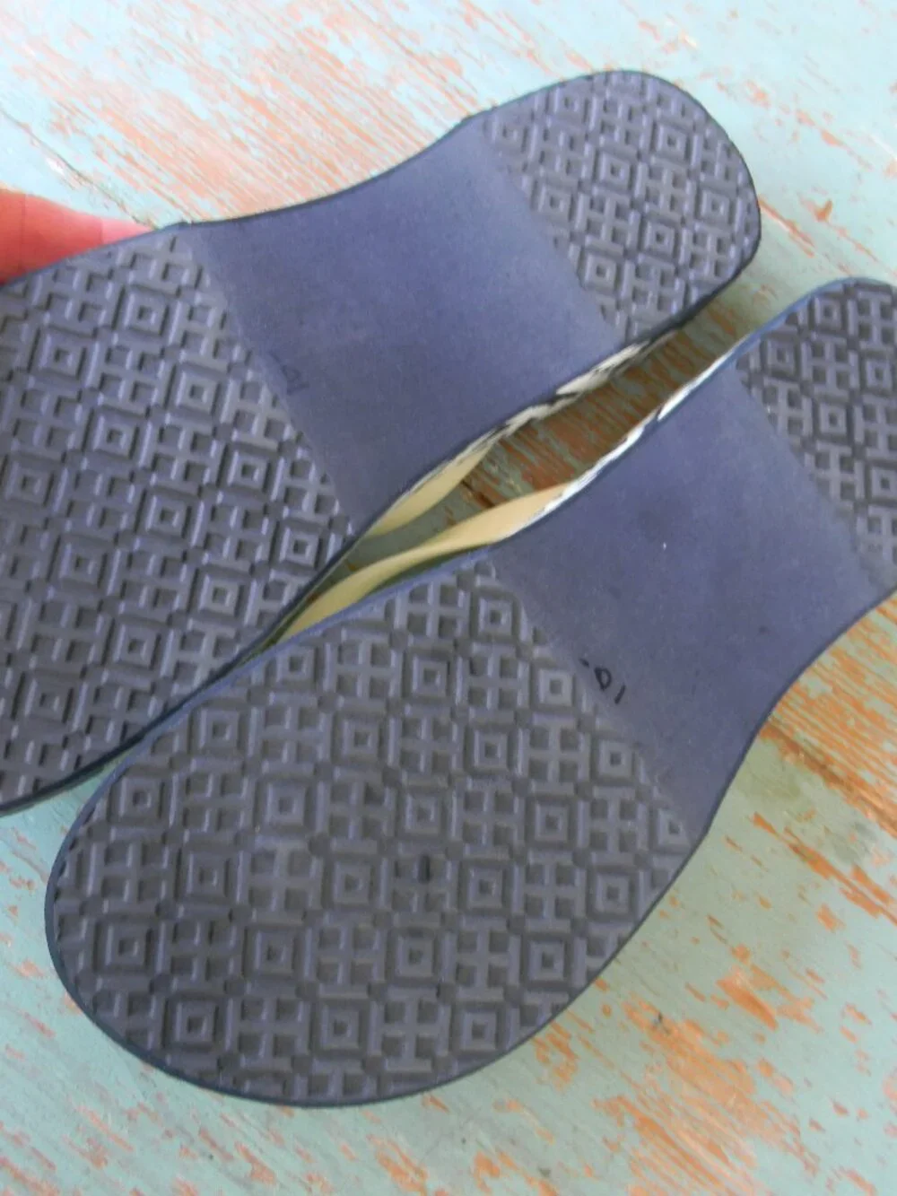 TORY BURCH NAVY BLUE/CREAM GEOMETRIC PLATFORM WEDGE FLIP FLOPS SZ 10-10.5